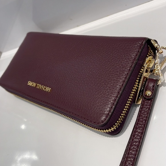 MICHAEL KORS LARGE TRAVEL CONTINENTAL WRISTLET WALLET PHONEHOLDER OXBLOOD - Picture 12 of 16
